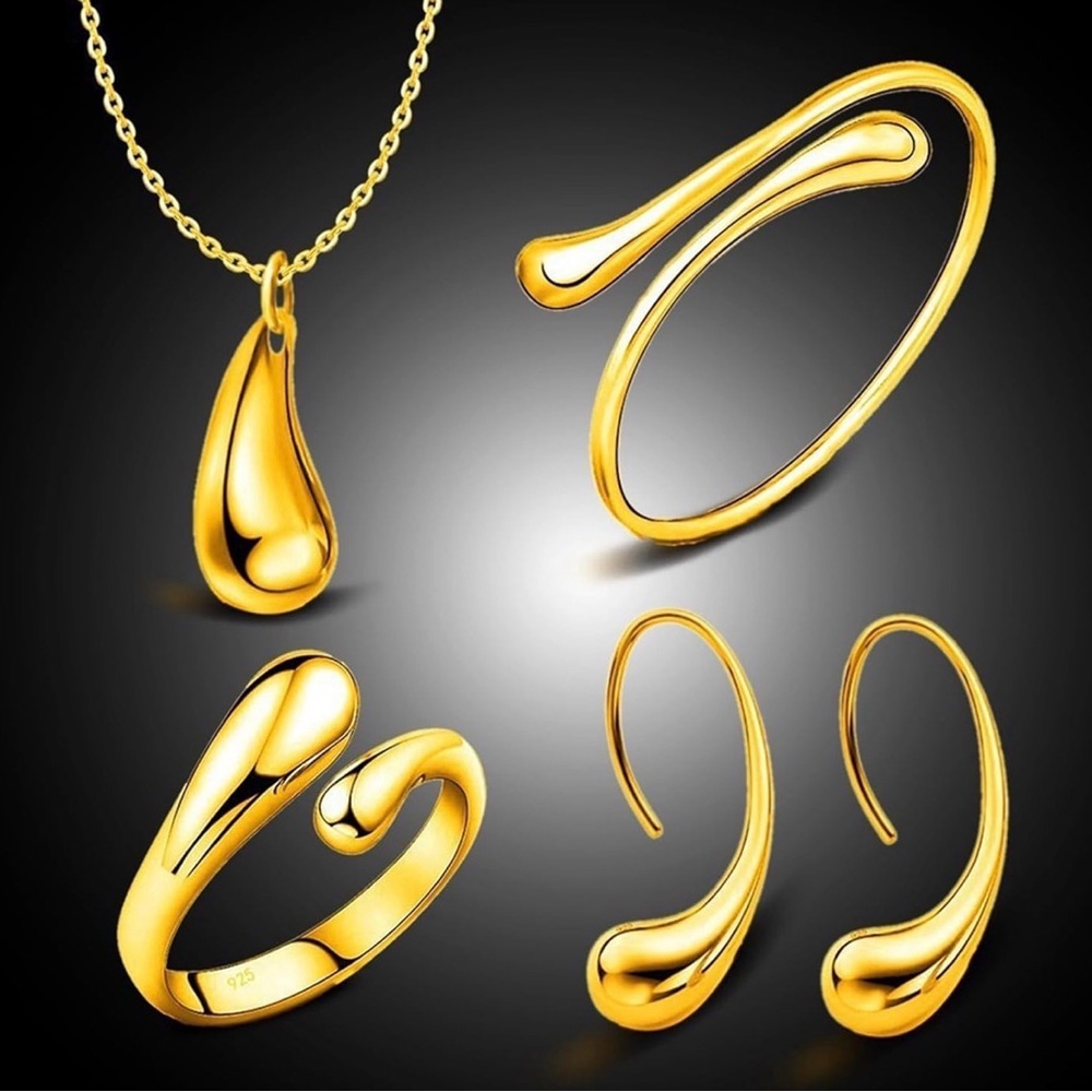 Gold Teardrop Necklace Set